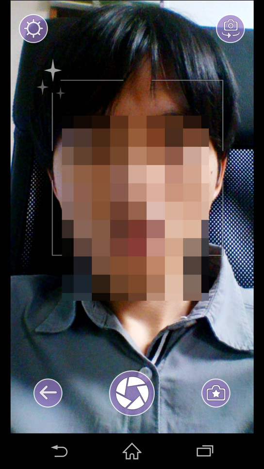 顔認識機能で顔の周囲に枠が表示され、画面下部のシャッターボタンをタップして撮影可能