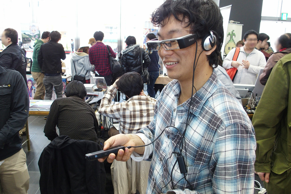 付属のタッチデバイスで操作する