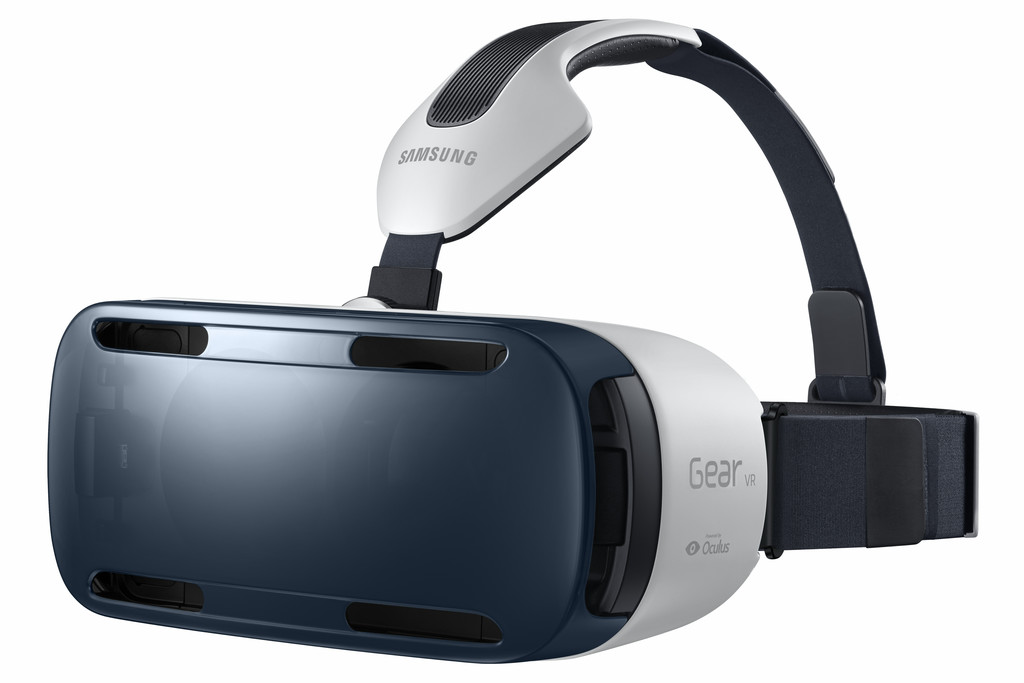 Samsung Galaxy Note 4（日本未発売）専用のVRヘッドマウントディスプレイ「Gear VR」。Oculus Riftの開発をしているOculus VR社の協力のもと制作された