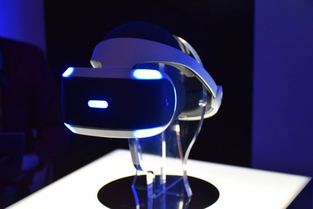 ソニーのPS4用VR HMD“Project Morpheus”の製品版プロトタイプ。描画速度が120fpsと驚異の描画性能を実現している。DUALSHOCK 4やPlayStation MoveをPlayStation Cameraを使って認識し操作。2016年上半期の発売を予定している