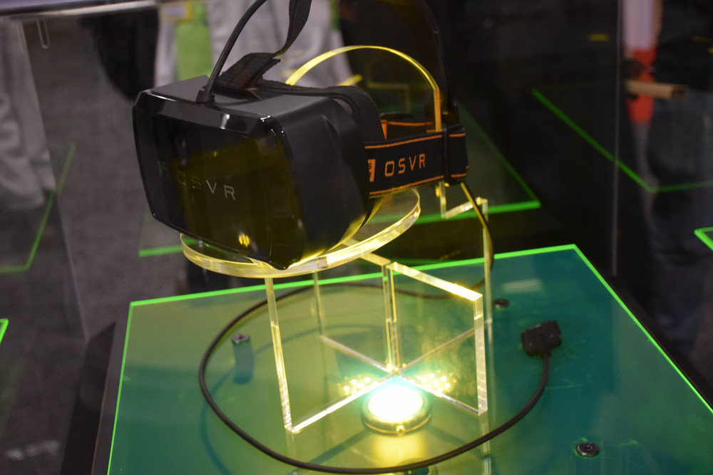 OSVR。現時点での性能はOculus Rift DK2と同程度だが、ヘッドセットはやや小型