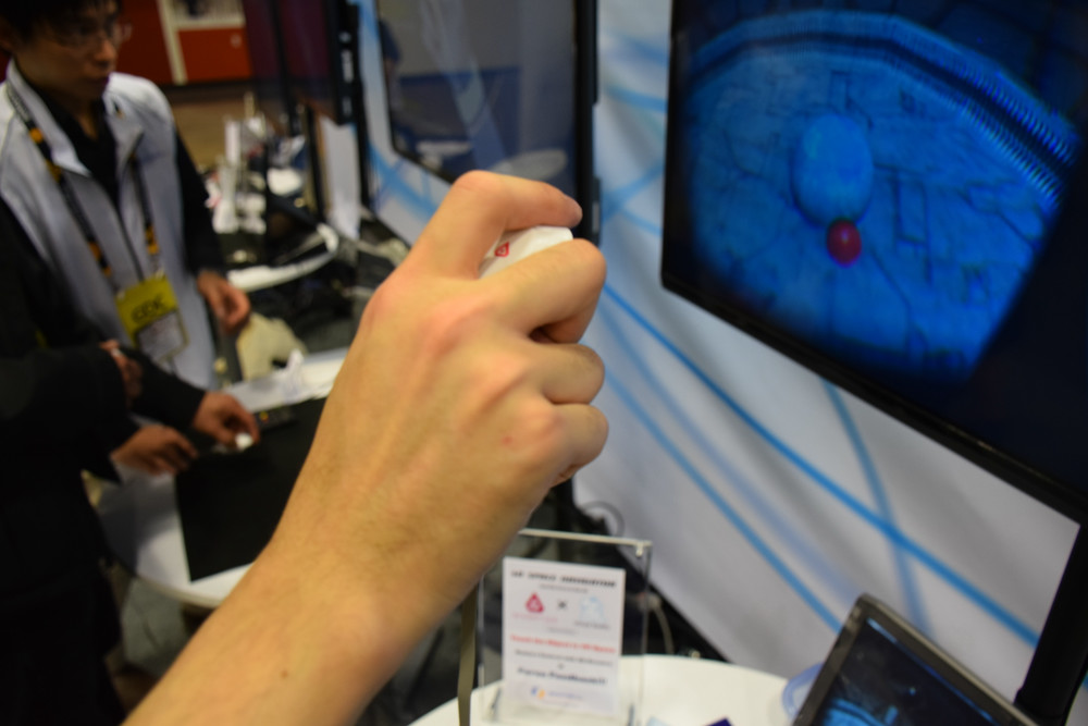 ミライセンス社が開発中のデバイス。VRからの感覚のフィードバックは、大掛かりな装置を使う以外はこれまでゲームコントローラーの振動程度しかなく、可能性を秘めている領域だ