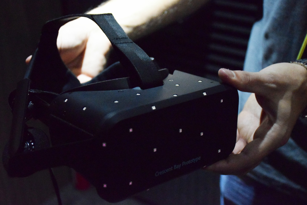 Oculus Riftの新型プロトタイプ“Crescent Bay”。従来のモデルに比べ軽量化が図られている。また、両耳の場所にヘッドホンが備わっている