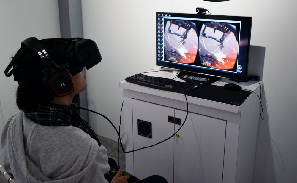 「EVE: Valkyrie」を体験しているところ。操作はコントローラーを併用する。目線でミサイルの照準を合わせて発射！