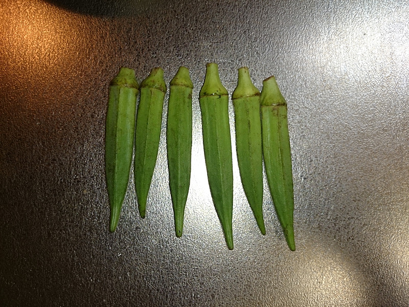 オクラをよく洗う