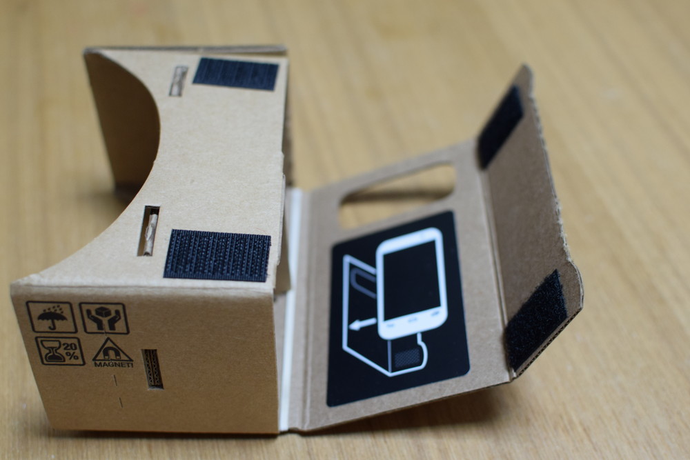 スマートフォンはこのようにベルクロで固定する