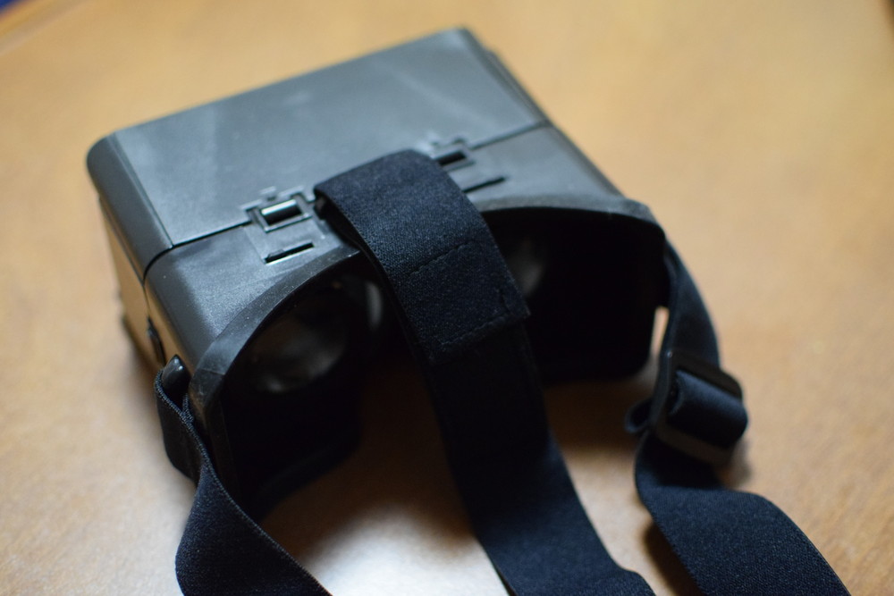 プラスチック製のハコスコDX（税別3,000円）。ハコスコの名を冠しているが両眼レンズだ