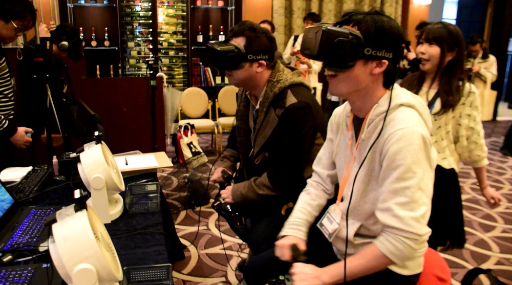 レース中はVRの中だということも忘れ、馬をいかに速く走らせるかに無我夢中だ