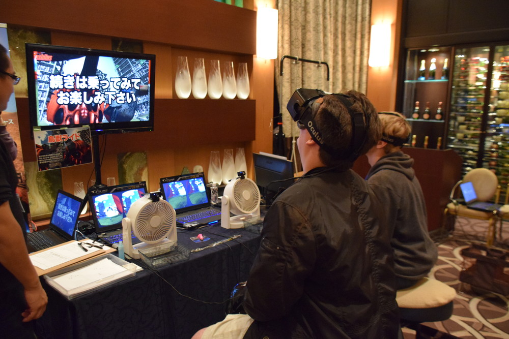 鳥獣ライドを楽しむパルマー・ラッキー氏