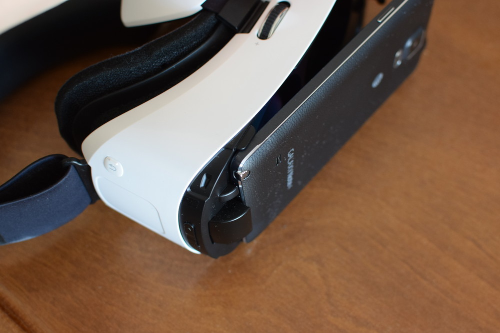 マイクロUSB端子にスマートフォンをはめ込んだら、あとはカチッと音がするまで入れるだけ