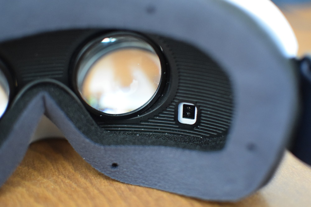 右目用レンズの下にあるのが装着を感知するセンサー