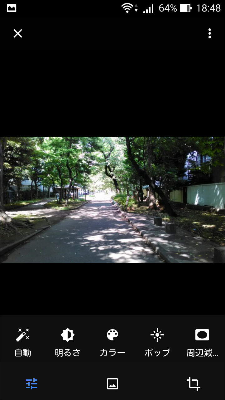 写真の明るさや色などを自動調整したり、各項目を手動で変更して色調補正を行える