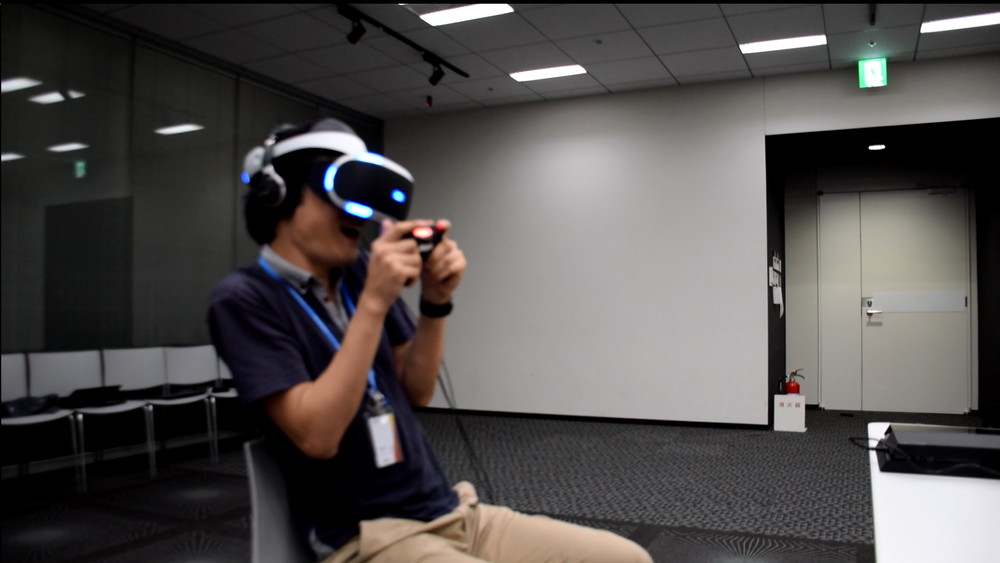 プレイ画面はお見せできないので、筆者が怯えている様子を収めた1枚のみ掲載させていただこう