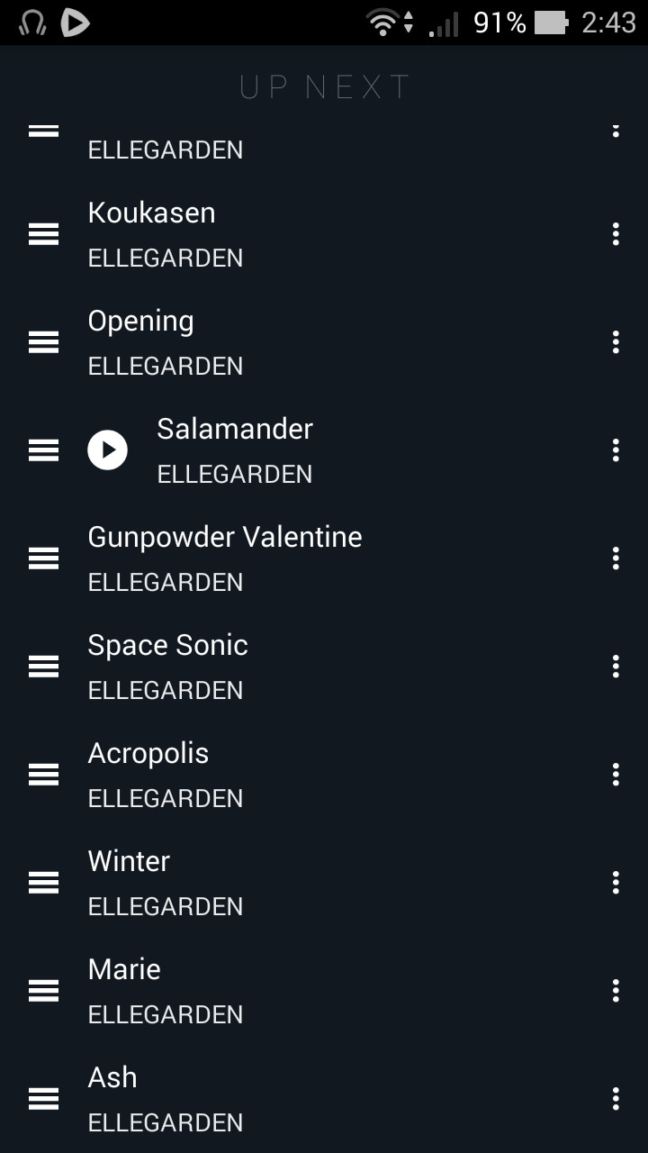 各曲左側の3本線のボタンを上下にドラッグして、再生キューの楽曲を並べ替えられる