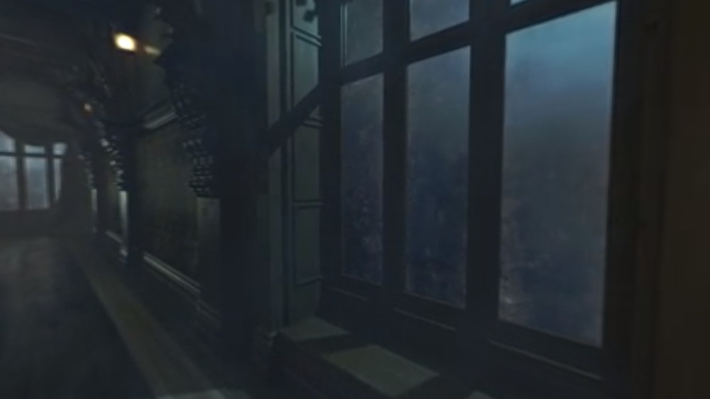 窓の方を覗き込むと……