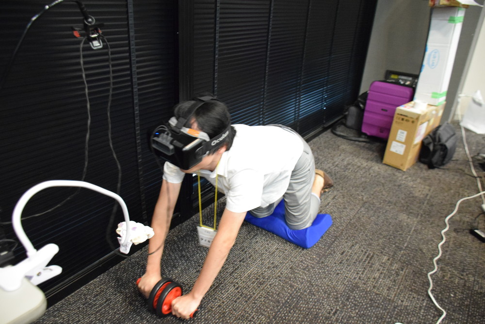 腹筋ローラーを使って、VRで女の子に励ましてもらいながら腹筋ができる「VR腹筋ローラー」