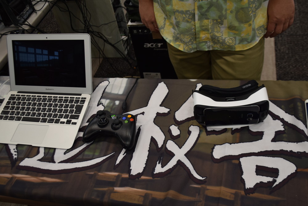 PC版も展示。昼間が舞台の「木造校舎を歩く」はホラーではなくノスタルジーがテーマだ。Gear VR版はデバイスのシンプルさがゲーム操作のシンプルさと融合している