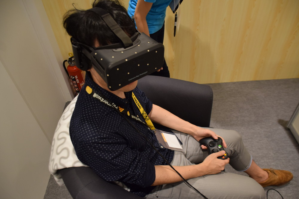 Oculus Rift製品版プロトタイプのCrescent Bay。残念ながら製品版そのものの体験は見送られ、展示のみとなっている
