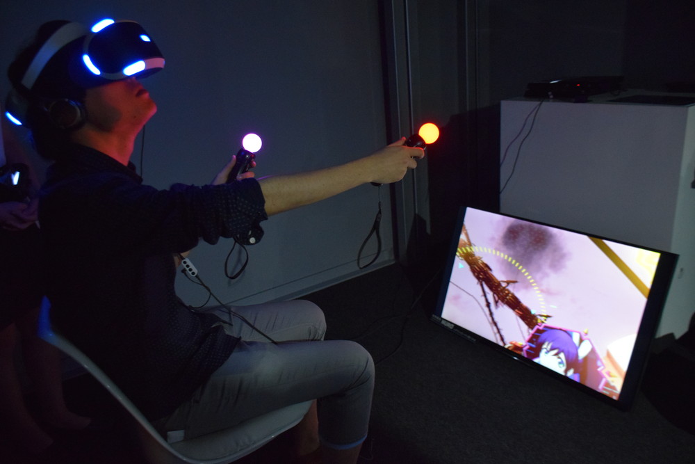 アクエリオンの搭乗席のシーン。体験はアニメそのもの