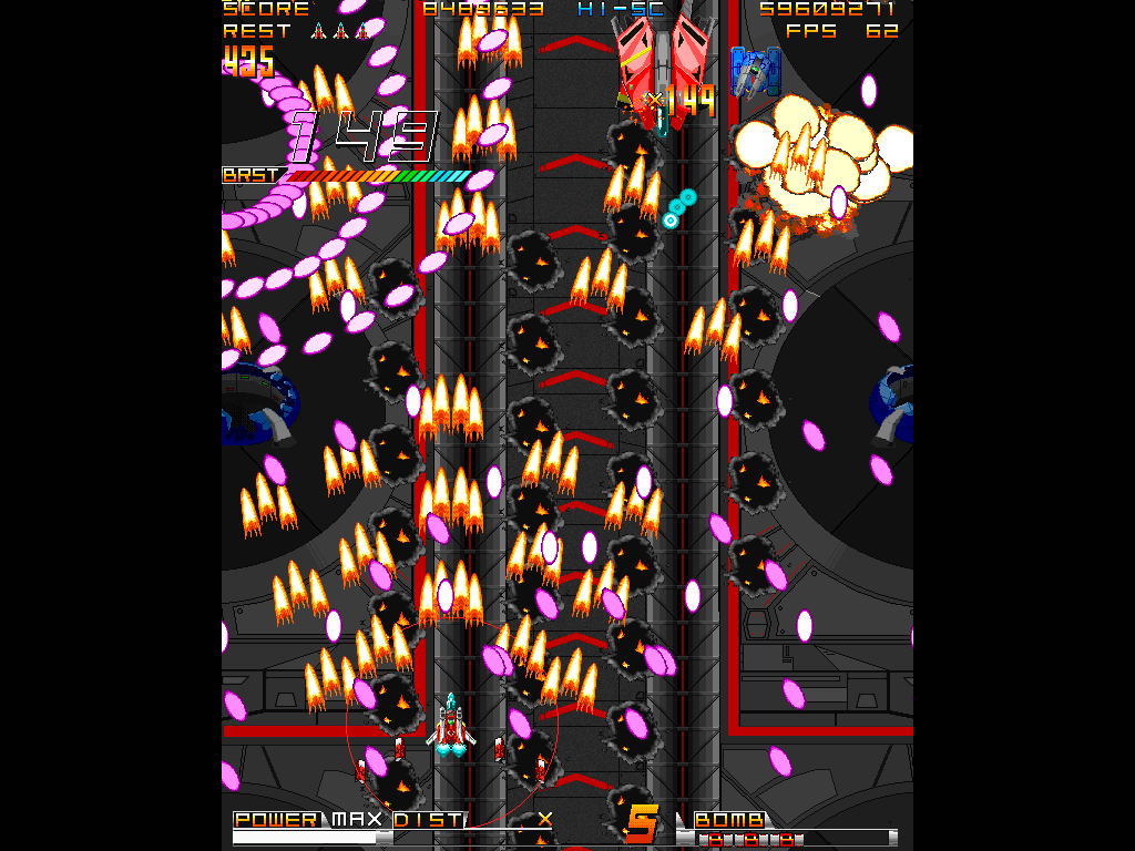 敵弾を近くで避けるほど、スコア的にも攻略的にもメリットがある。ただし弾幕で回避不能になるまで頑張らないこと