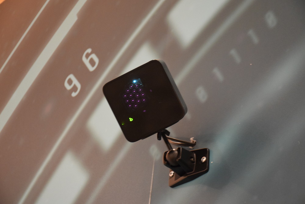 Lighthouseのための装置。部屋の中の2カ所に設置する