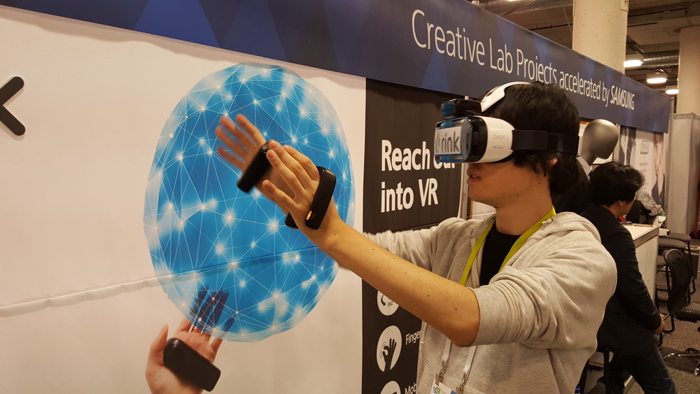 サムスンのR&amp;Dチームが開発中の“Rink”。こちらもGear VRやモバイルVRに使用可能。赤外線センサーにより、指の開閉をトラッキングする。精度がいまいちだが、装着感は非常に自然