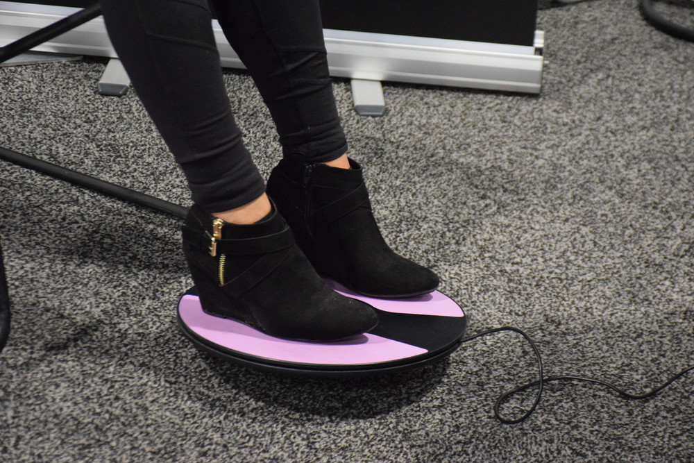 Oculus Rift用のフットコントローラー“3DRudder”。座ったまま、足を傾けるだけで移動を可能にする。意外と直感的な操作がポイント