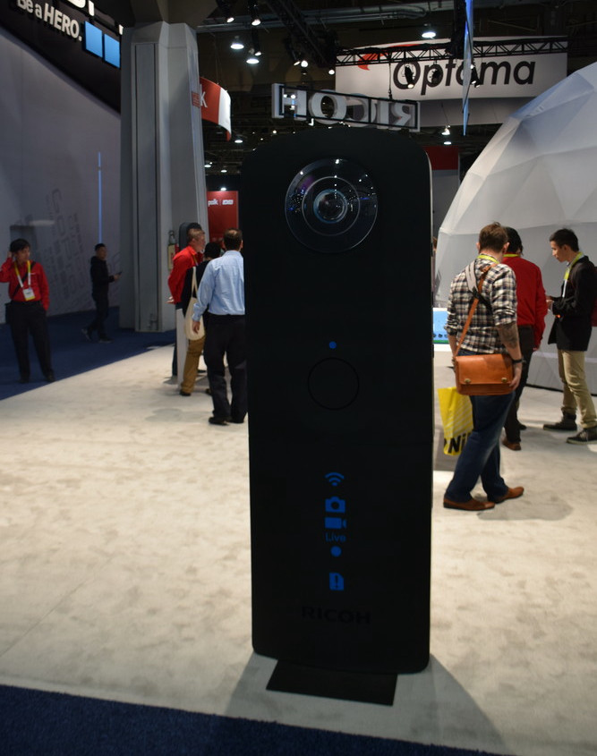 リコーブースには等身大サイズのジャイアントTHETA Sのモックが登場