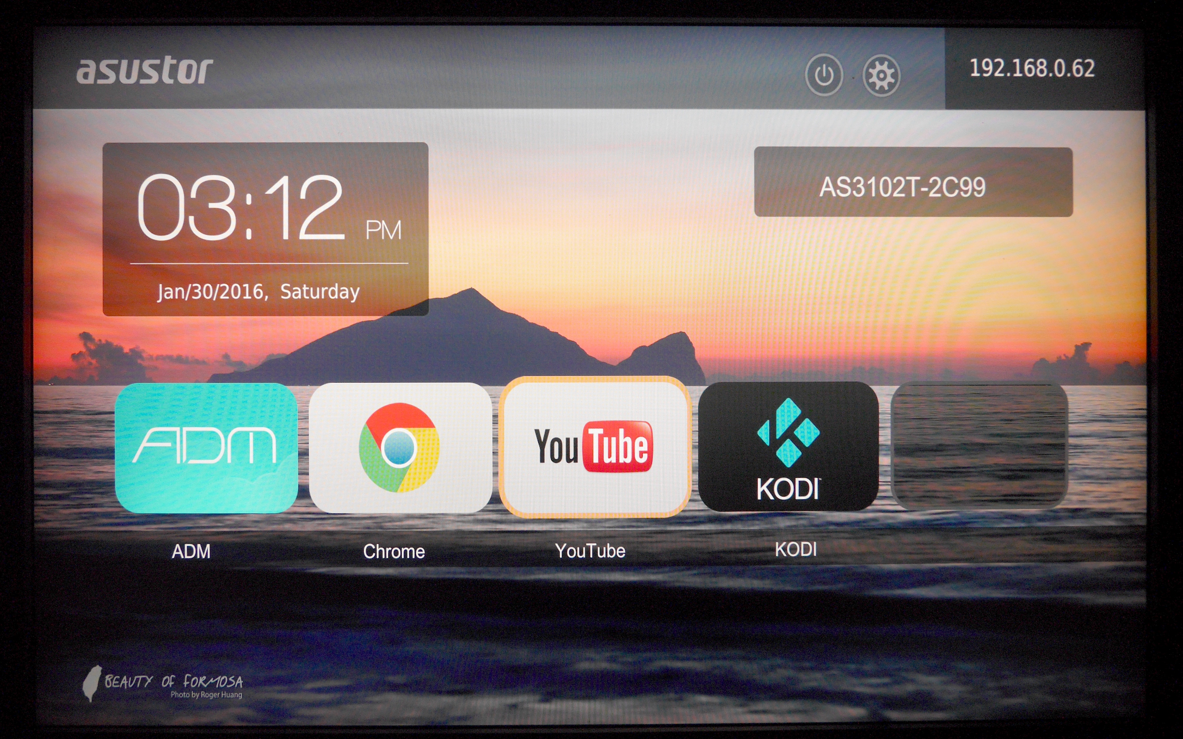 テレビが信号を検出し「ASUSTOR Portal」の画面が表示されます。「KODI」と書かれたアイコンがありますので選択して起動します。ちなみに操作はリモコンアプリ（後述）を使って行います