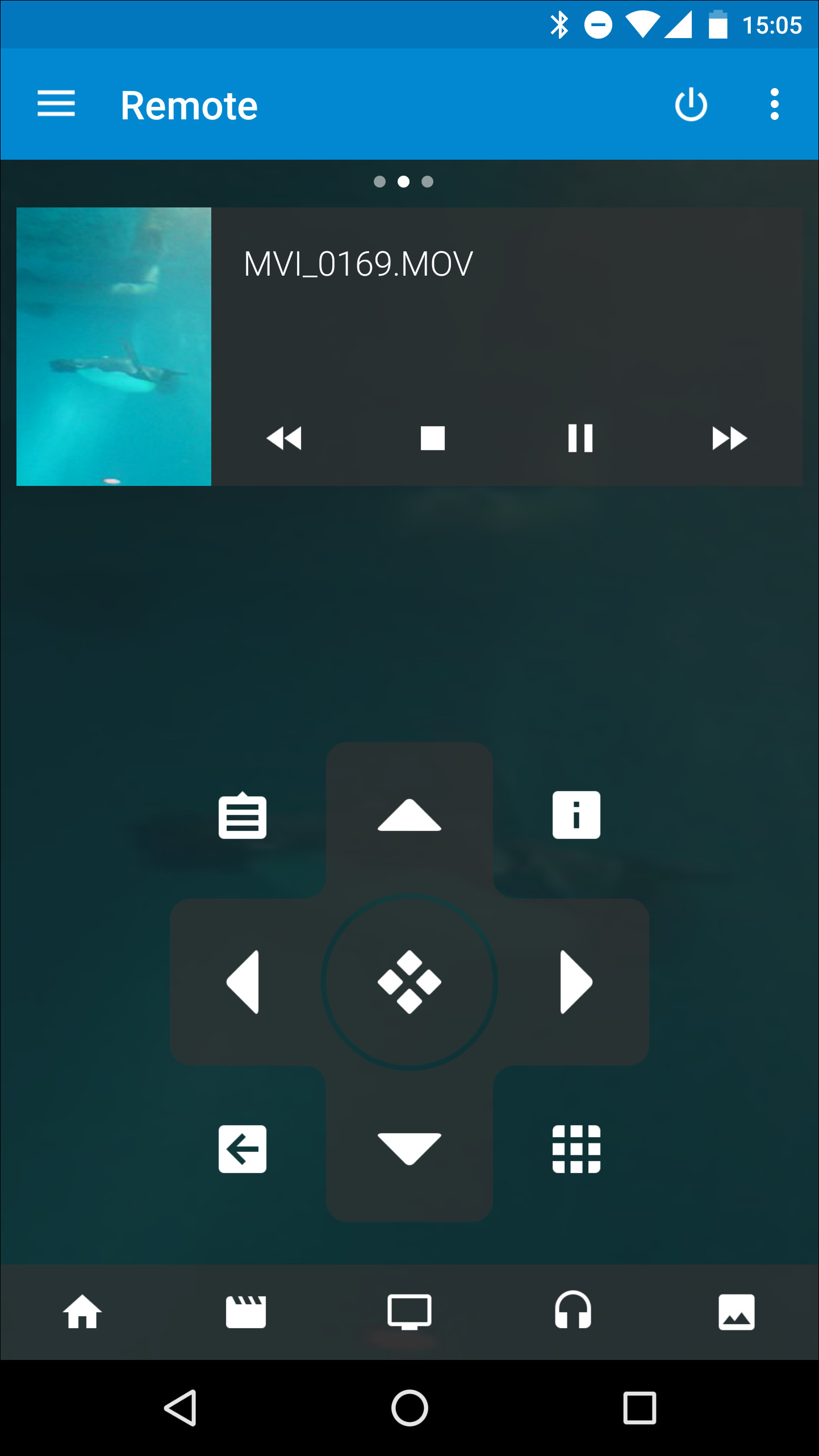 上下左右の項目選択と決定が行えるほか、動画の再生中は一時停止や早送りなども行えます