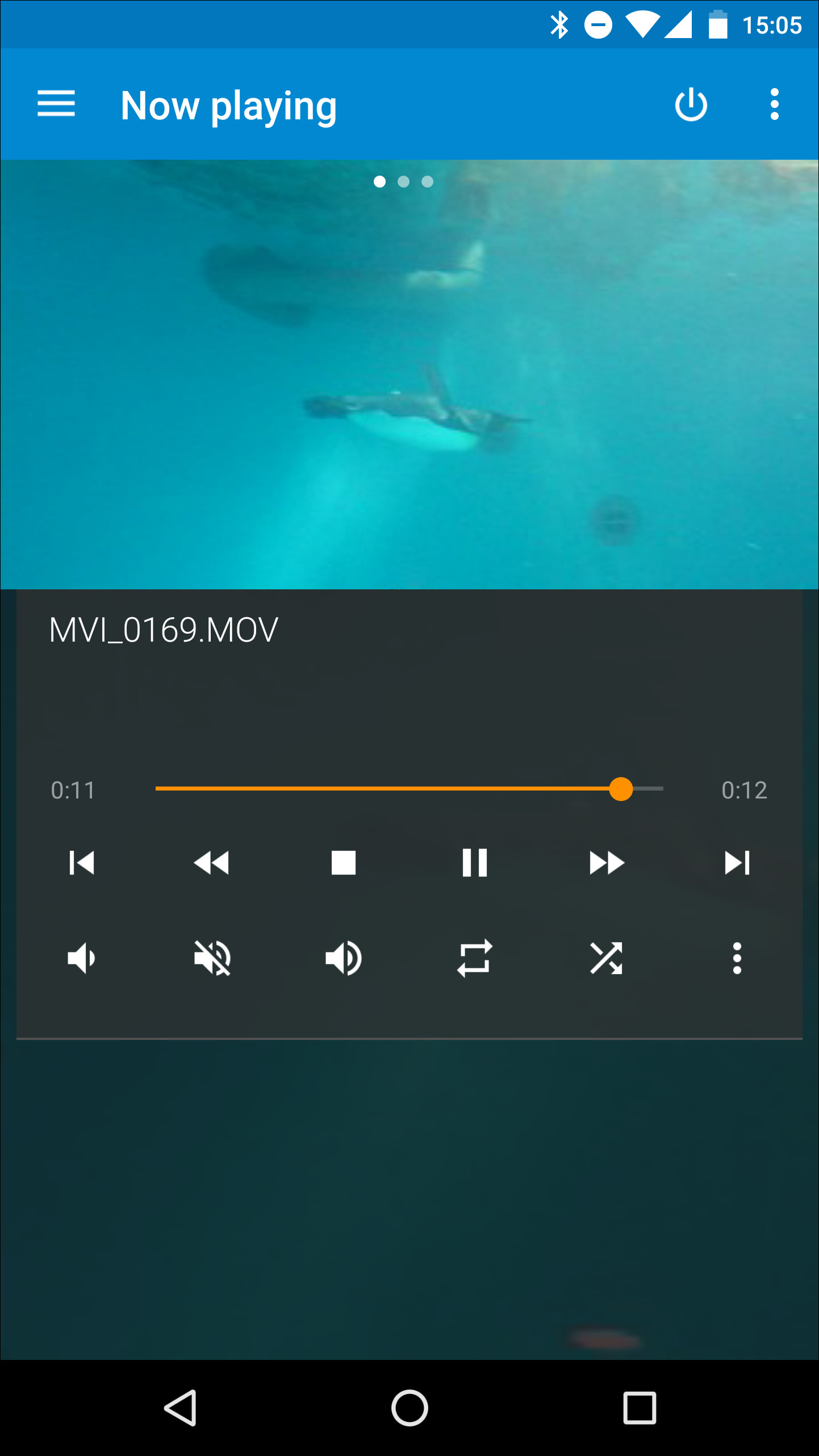 スワイプして隣の画面に切り替えると、動画を手元で表示しながら再生や一時停止、早送りや早戻し、音量調整、リピート、シャッフルなどの操作が行えます