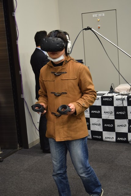 AMDブースでは、VRの中を歩くことのできるHTC Viveが展示。目を引いていた