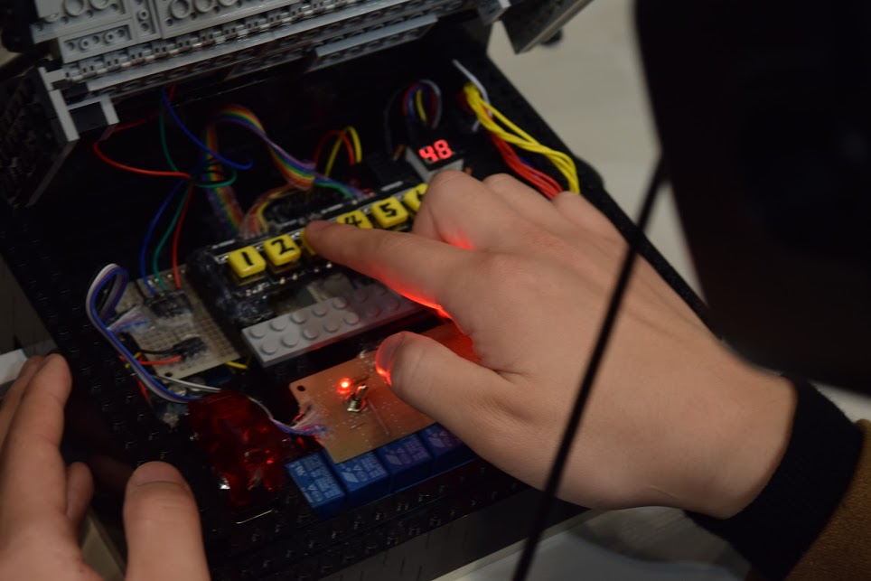 実際に機械を触りながら遊べるのが楽しい