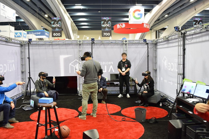 NoitomのProject Alice。同時に4人の体験者とインストラクターの計5名がVRに入ることができる