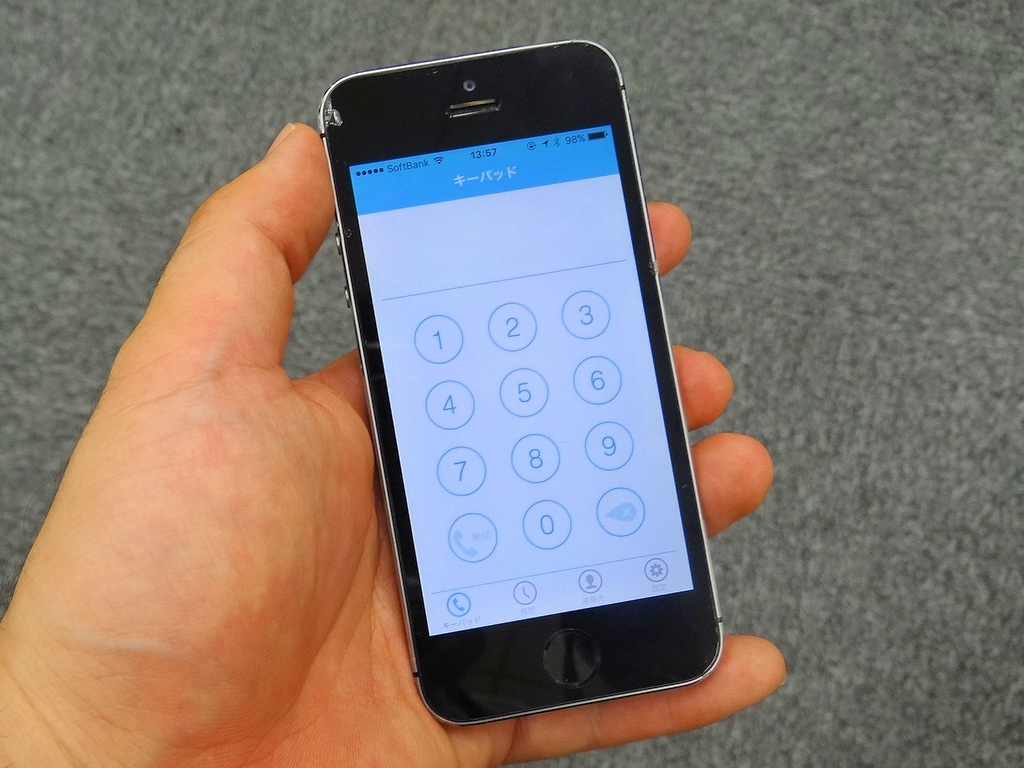 「SkyPhone」を起動中のiPhone