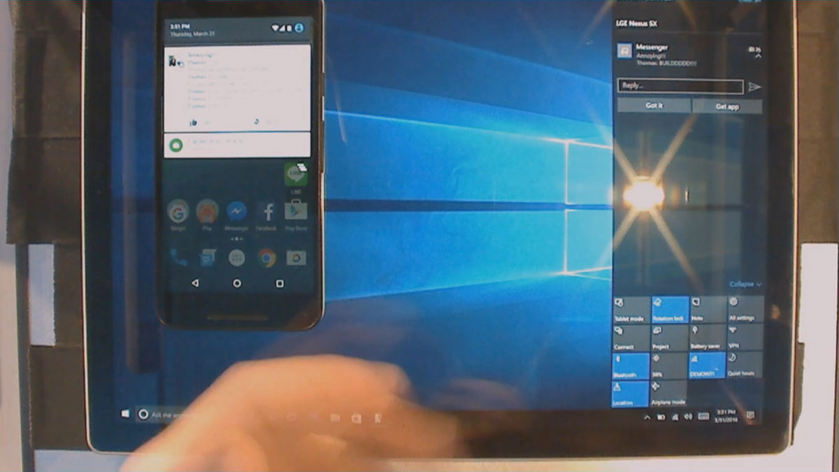 Androidデバイスで受信したテキストメッセージを、Windows 10のアクションセンターで表示するデモンストレーション