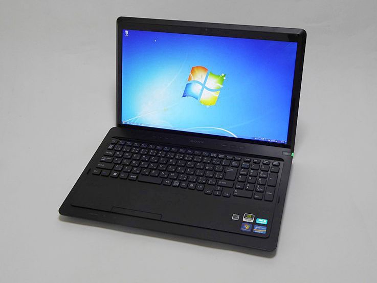 今回、テストしたVAIO F24。Windows 7プリインストールで、CPUはSandy Bridge世代のCore i7-2670QM。アップグレード時点のスペックはメモリ16GB、500GB HDDといったところだ。なお、同じPCを使った<a class="" href="http://akiba-pc.watch.impress.co.jp/docs/column/noteextend/20150406_696256.html">SSD換装レビュー</a>も僚誌AKIBA PC Hotline!で1年前に掲載済み。Windows 7時代の記事だが、気になる向きは参考にするといいだろう